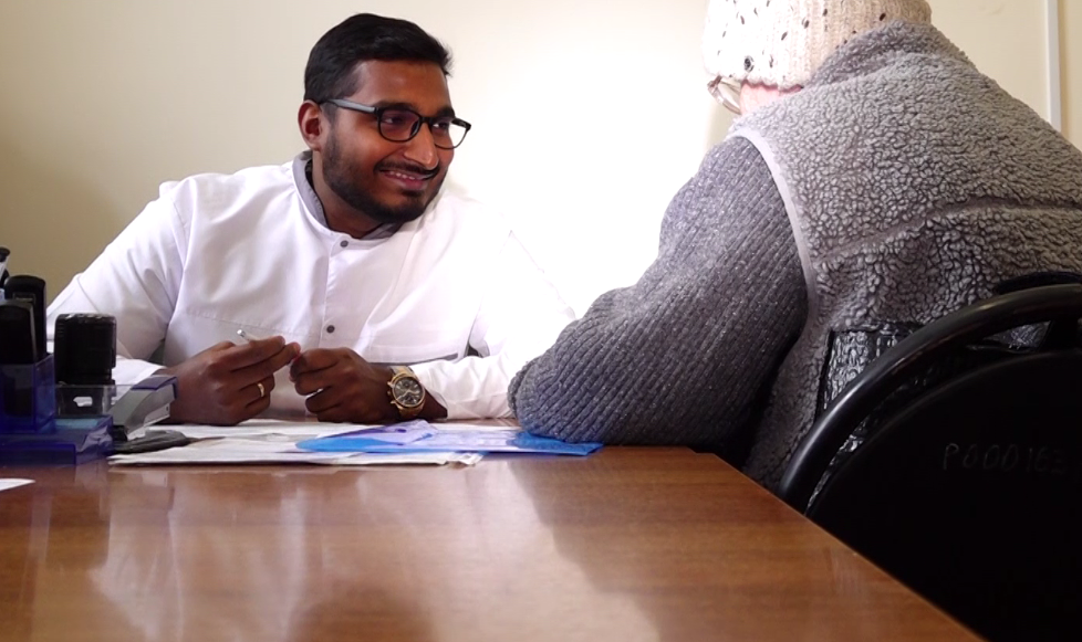 Терапевт из Индии устроился на работу в поликлинику под Ярославлем