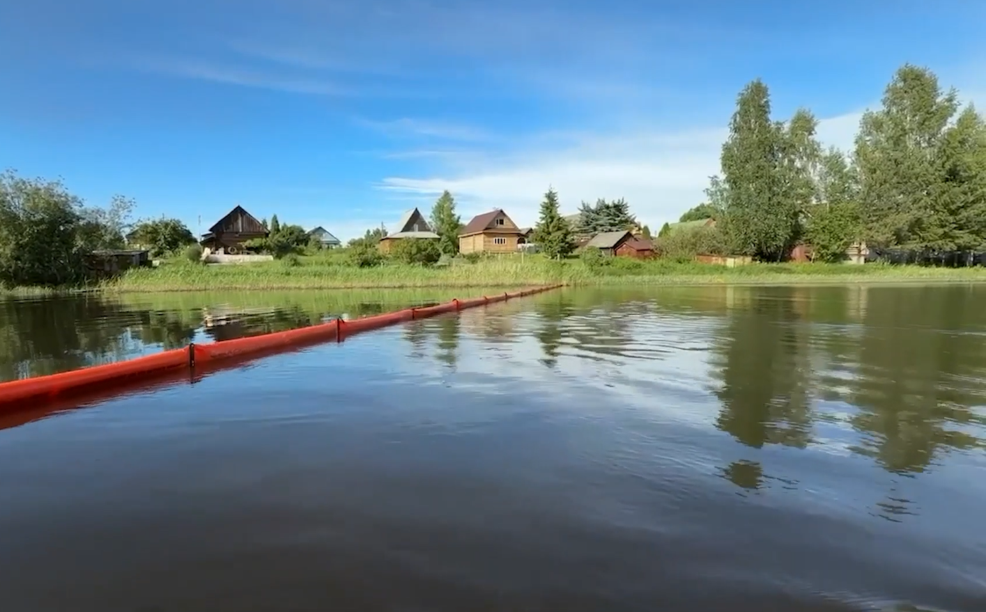 В Рыбинском округе на месте загрязнения в водоотводной канаве установили боновые заграждения