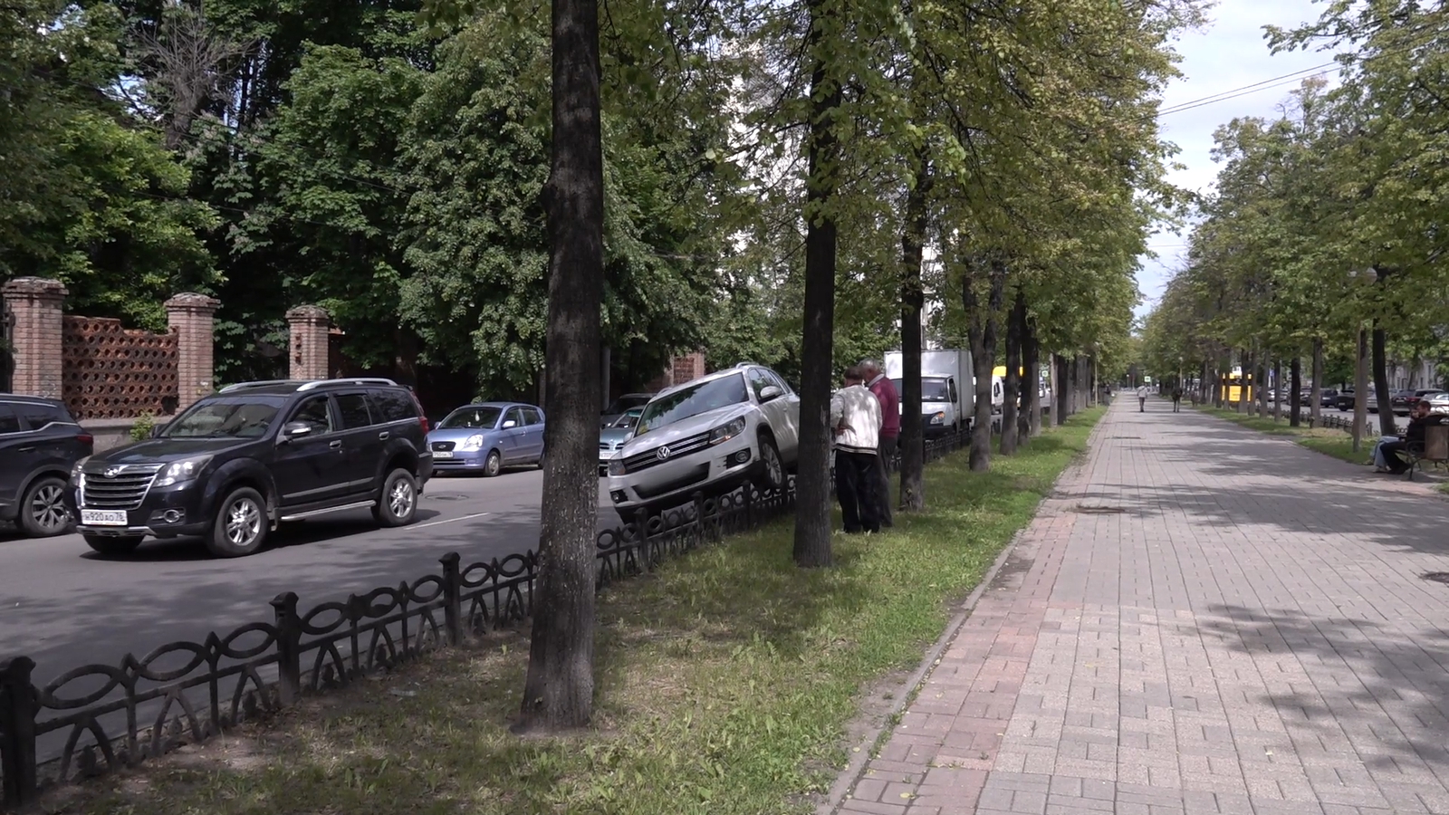 В центре Ярославля легковушка столкнулась с «Газелью» и повисла на ограждении