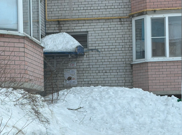 В Ярославле подъезд многоэтажки завалило снегом после уборки крыши