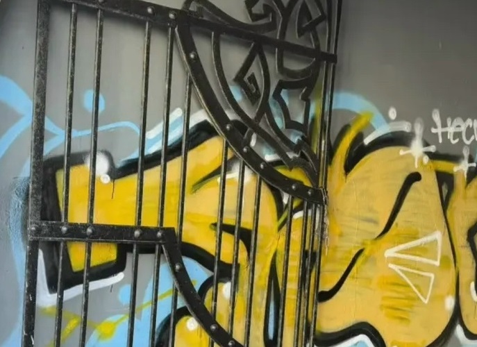 Вандалы разрисовали арку на Комсомольской улице в Ярославле 