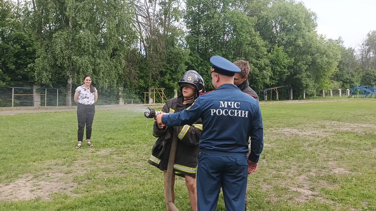 Спасатели провели интерактив по пожарной безопасности в летнем лагере в Ярославле