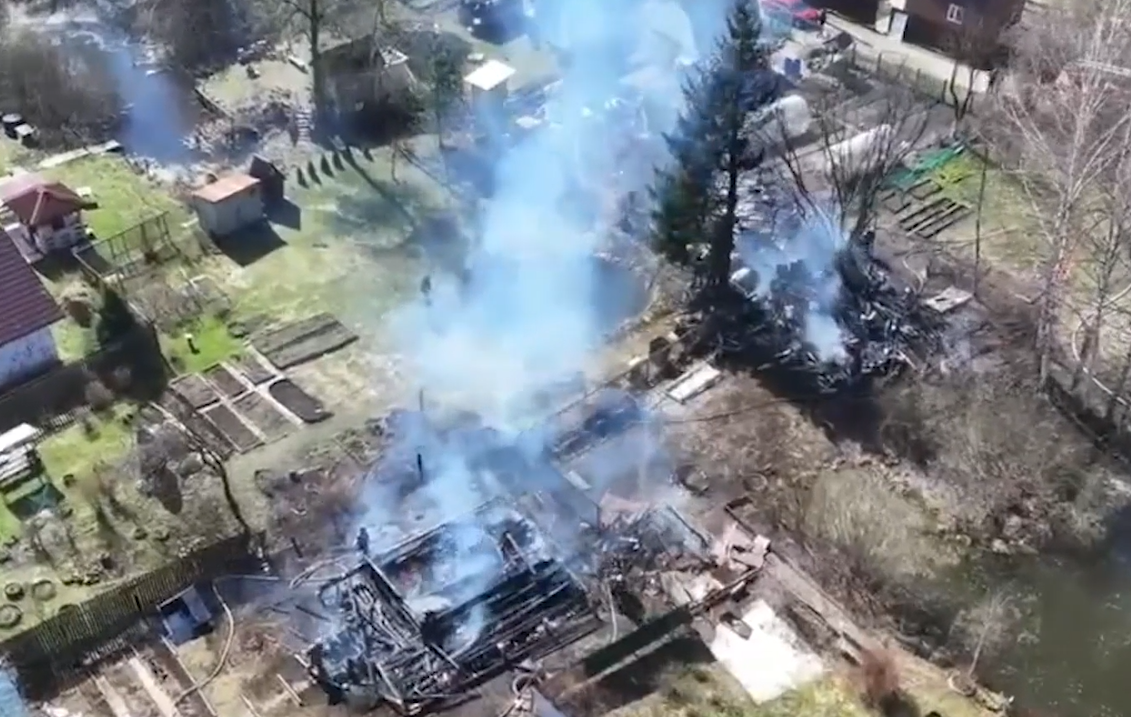 В Ярославле на Резинотехнике сгорели два дома и хозяйственные постройки