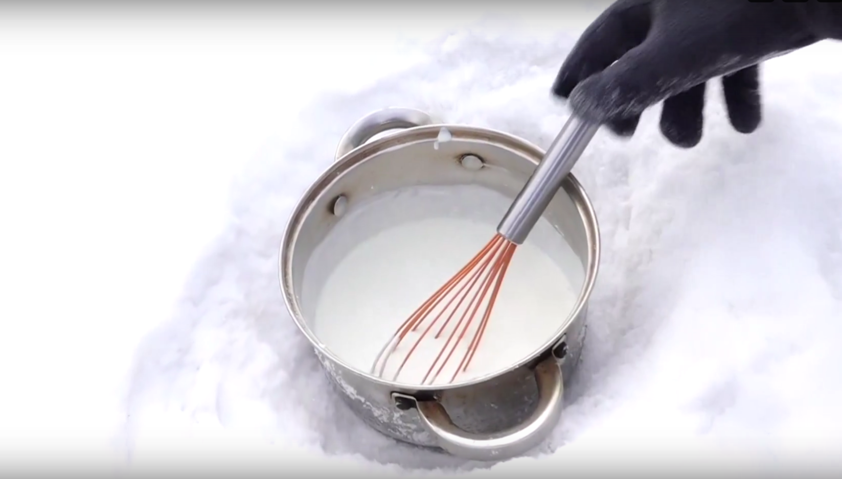 Ярославский журналист в прямом эфире сделал мороженое в сугробе