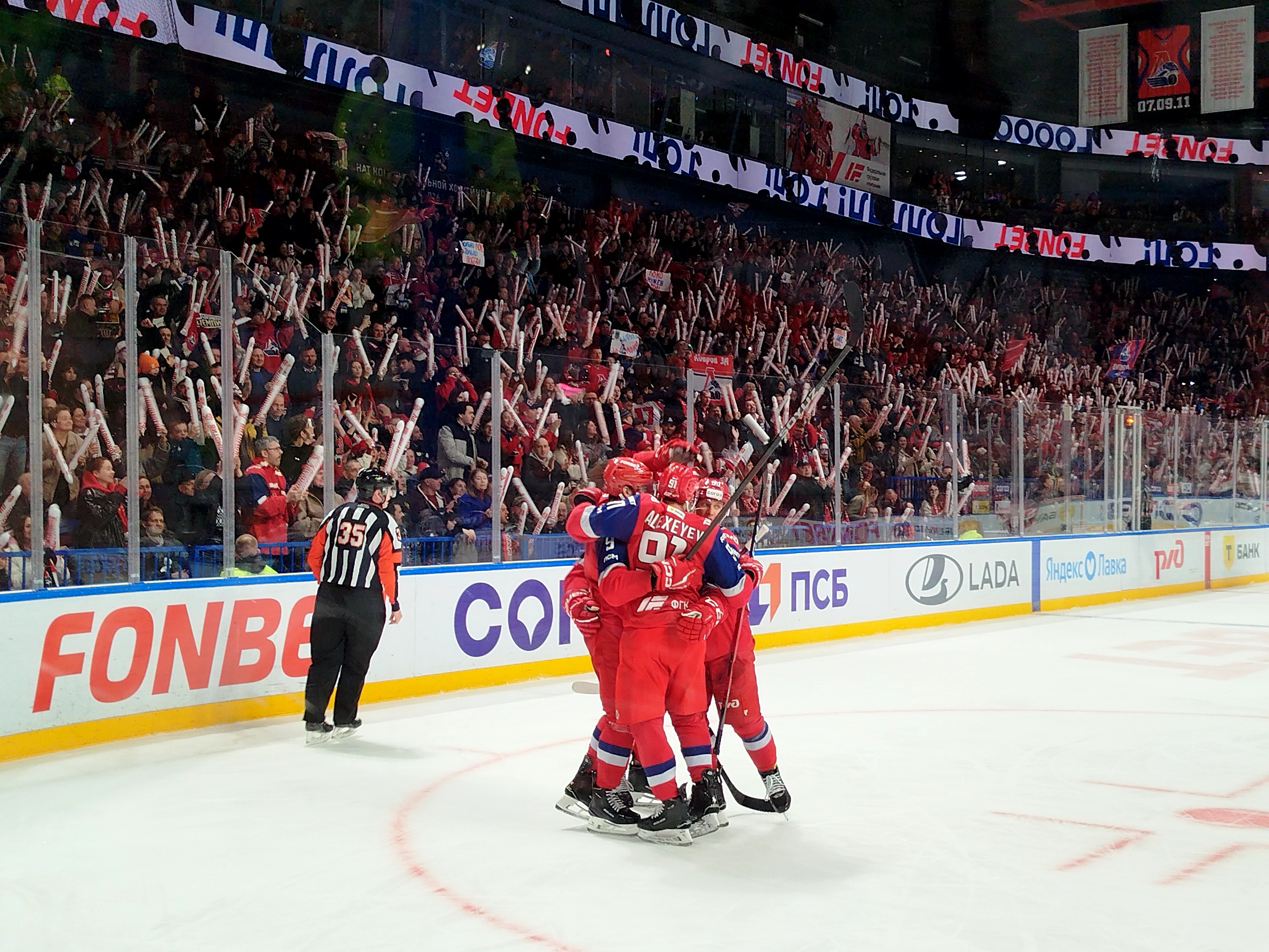 Ярославский «Локомотив» уступил «Авангарду» в первом матче полуфинала 