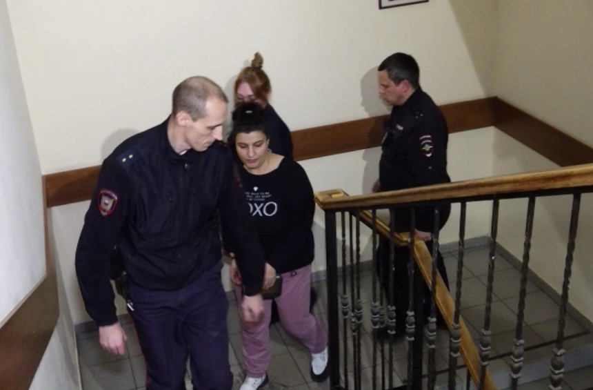 Угрожала учителю расправой: суд не стал заключать под стражу скандальную мать