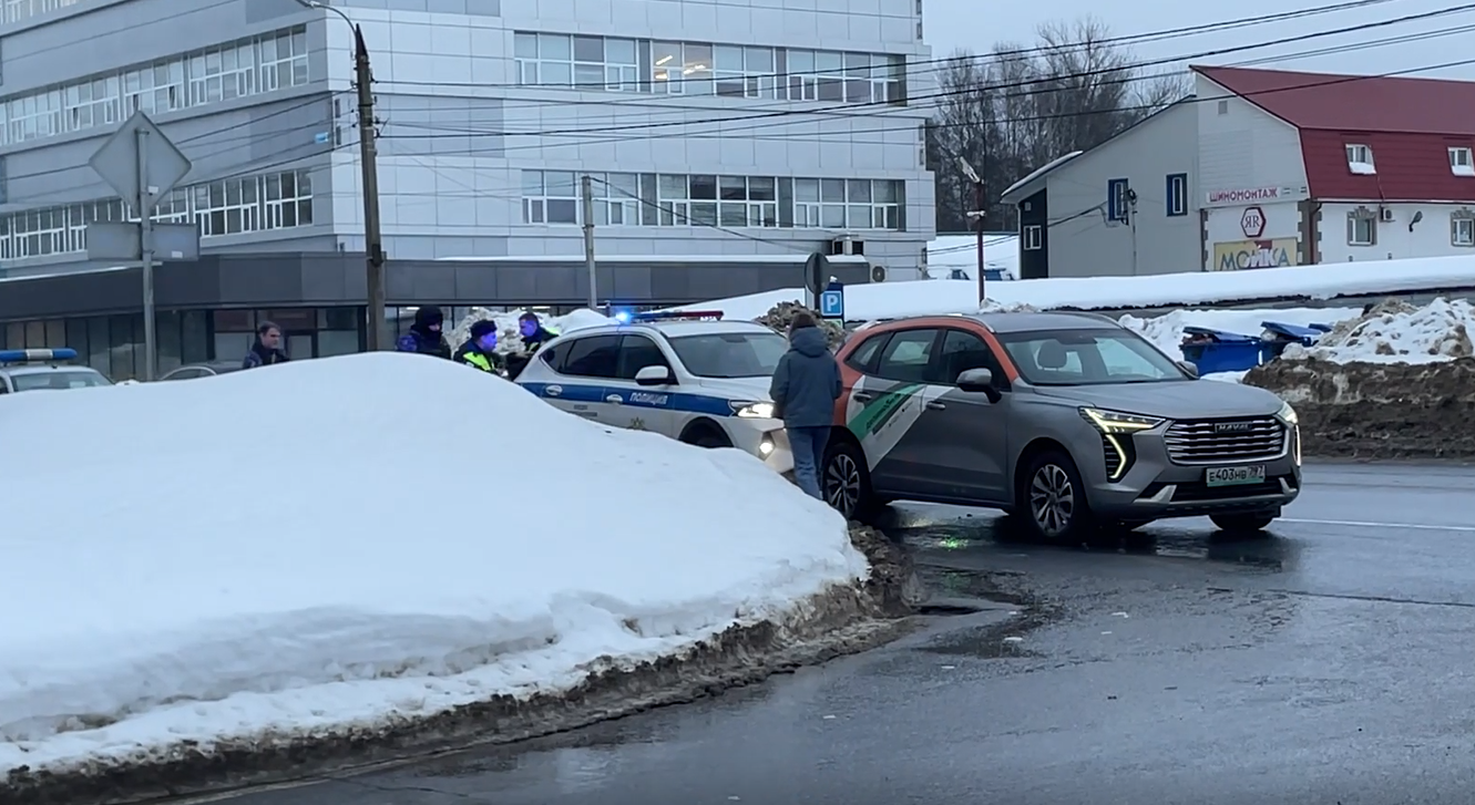 В Ярославле мужчина на авто без водительских прав врезался в машину полицейских