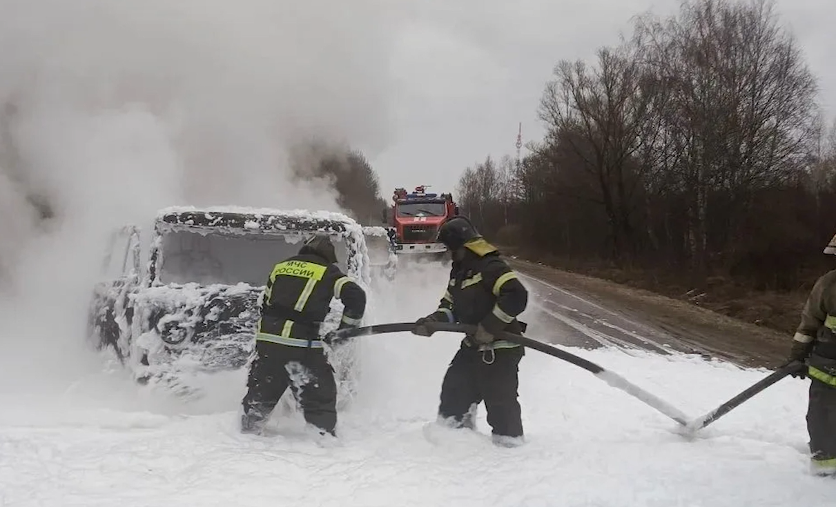 В Угличе полыхал автомобиль «УАЗ»