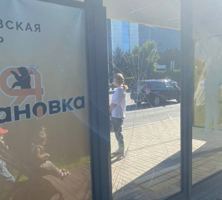 В Ярославле вандалы повредили стекло на новой остановке возле поликлиники на Угличской
