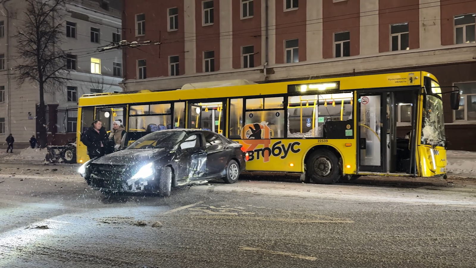 На Советской улице в Ярославле столкнулись легковой автомобиль и автобус