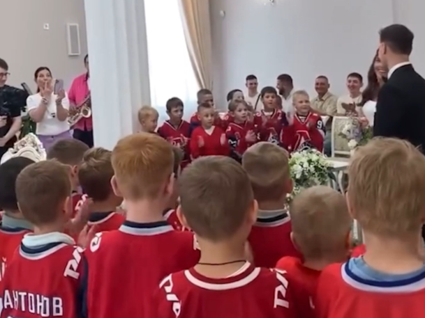 Команда «Локомотив-2019» пришла на свадьбу тренера в полной экипировке