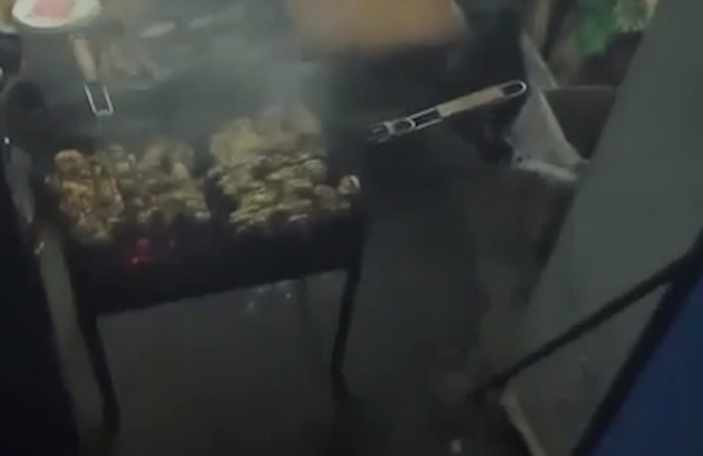 Житель Оренбургской области пожарил шашлык в обувном киоске