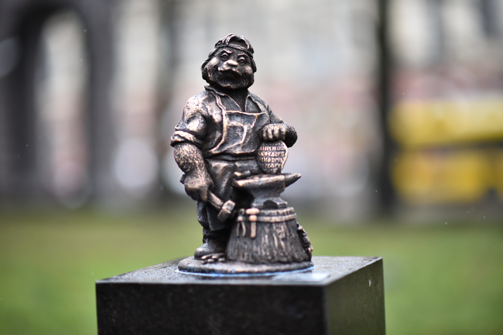 В Ярославле состоялось открытие скульптуры медведя-чеканщика