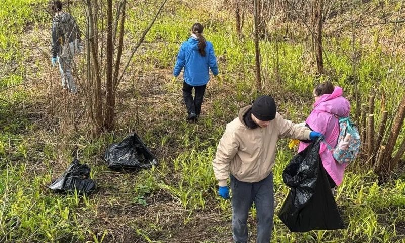 Молодые ярославцы провели субботник в Тутаеве на объекте культурного наследия