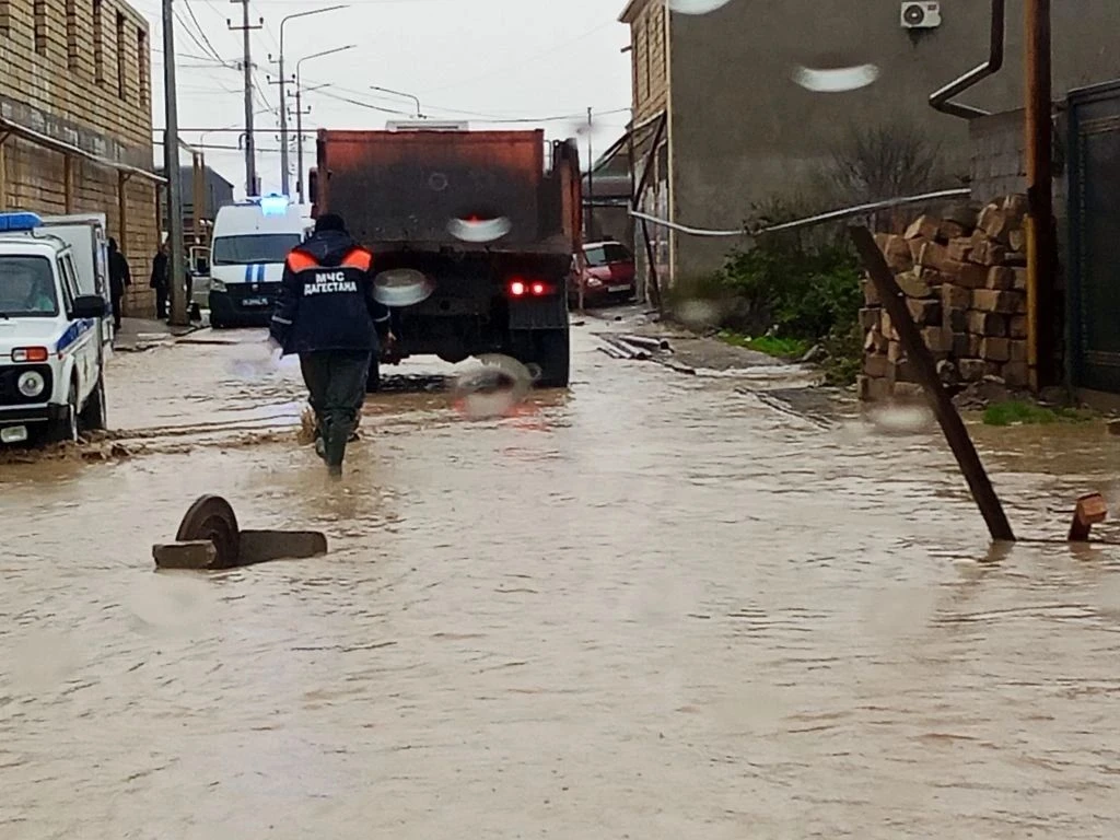 В Махачкале из-за наводнения обрушился жилой дом на улице Газопроводной