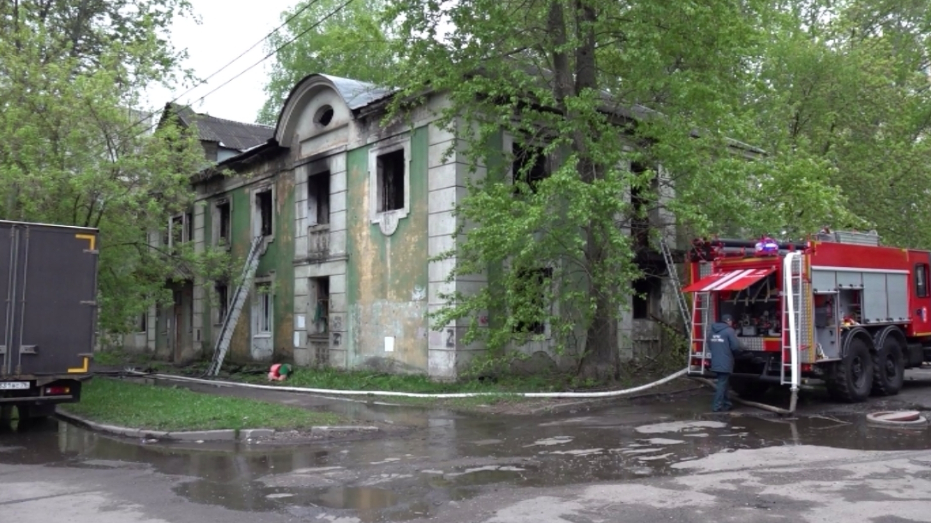 На улице Белинского в Ярославле полыхал двухэтажный аварийный дом
