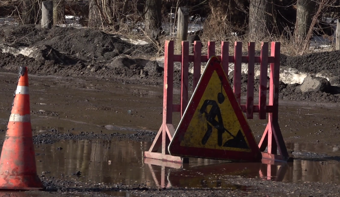 Рядом с областной больницей в Ярославле начали ямочный ремонт улицы Яковлевской