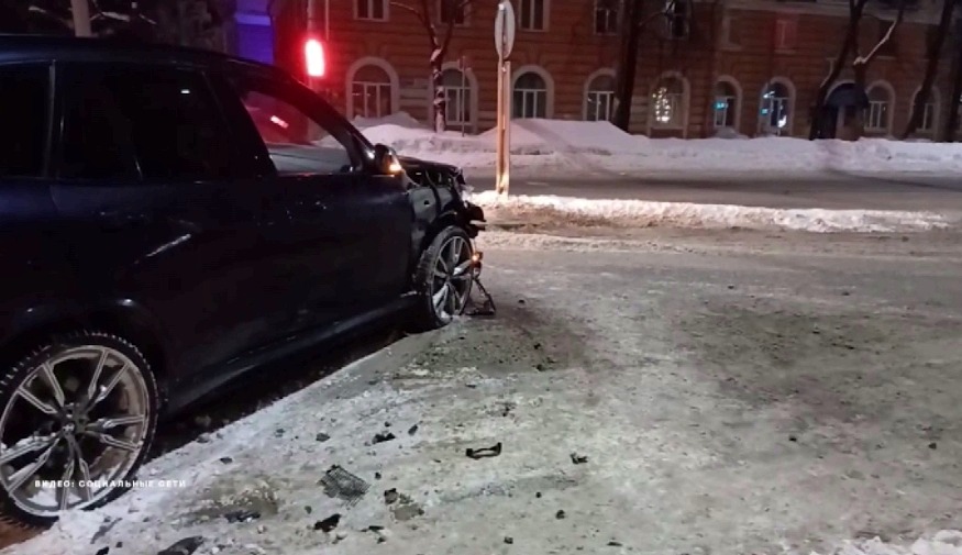 Снег усыпали осколки машины: в центре Ярославля в ДТП попал внедорожник