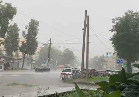 Ярославль накрыл мощный ливень с градом и ветром до 17 м/с