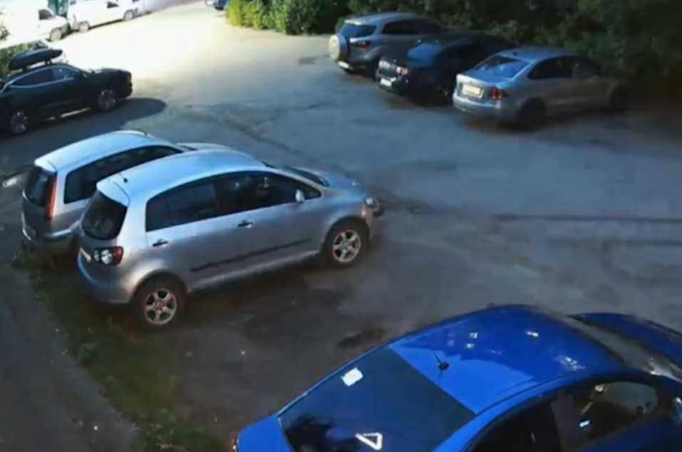 В Ярославле водитель легковушки врезался в чужое авто и скрылся с места преступления
