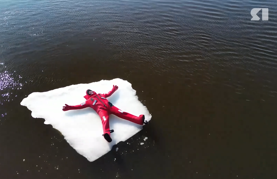 Ярославская журналистка поплавала среди льдин