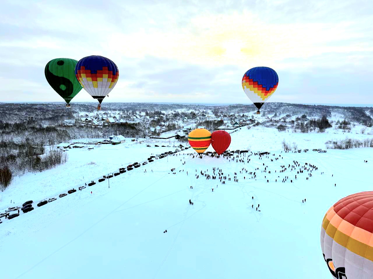 Аэростаты поднялись в небо рядом с Переславлем-Залесским в рамках фестиваля «Яблоки на снегу»