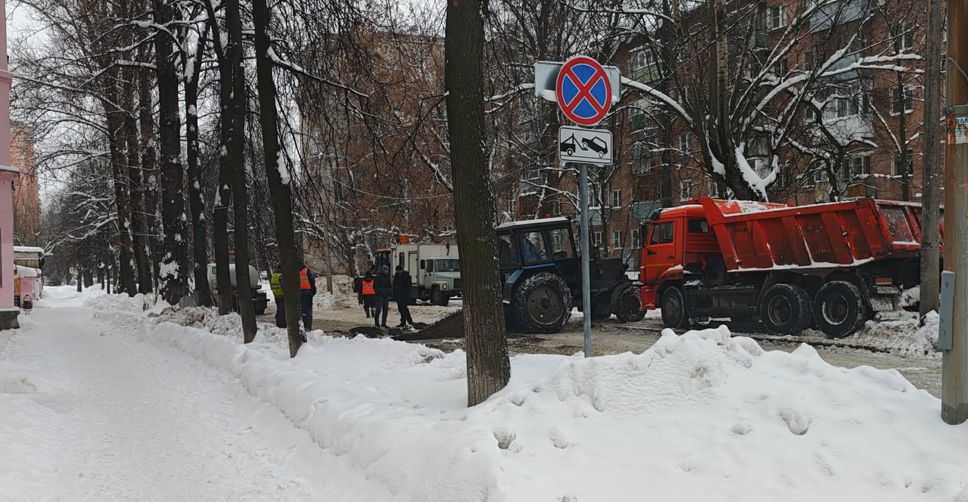 В Ярославле на пересечении улицы Лисицына и Рыбинской произошла коммунальная авария