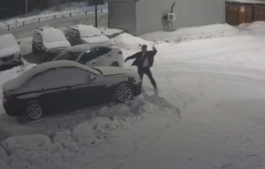 Ярославцы сняли на видео мужчину, который сел за руль и устроил погром во дворе