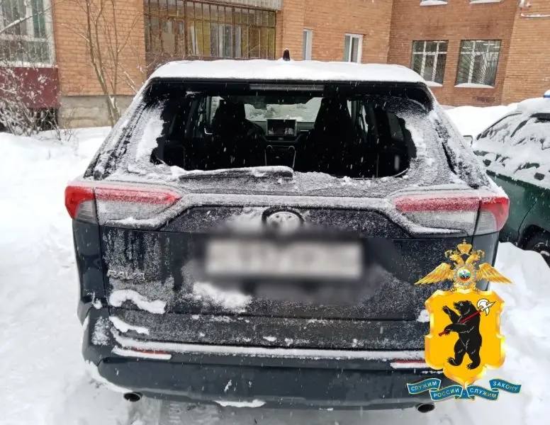 Рыбинцу разбили стекла и поцарапали кузов иномарки из-за орущей сигнализации