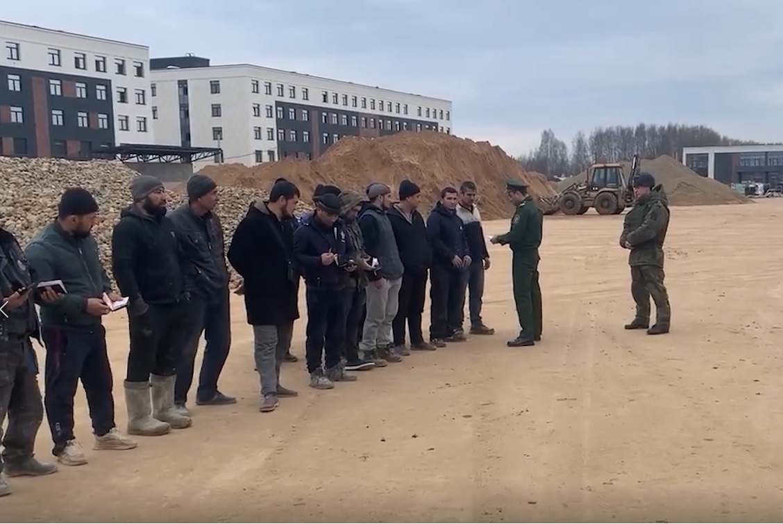 В Ярославле проверили мигрантов на строительной площадке