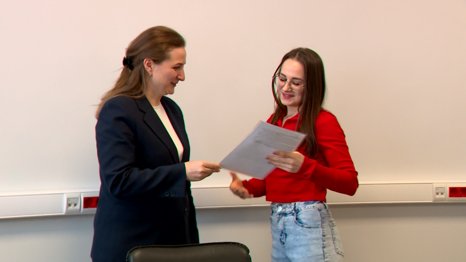 Девяти сиротам из Ярославской области вручили жилищные сертификаты