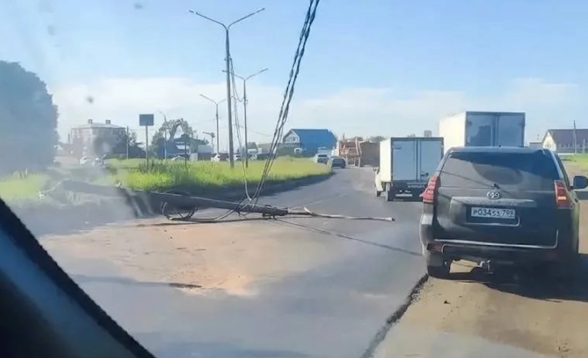В Ярославле утром 4 июня возникли две пробки из-за упавшего столба и ДТП