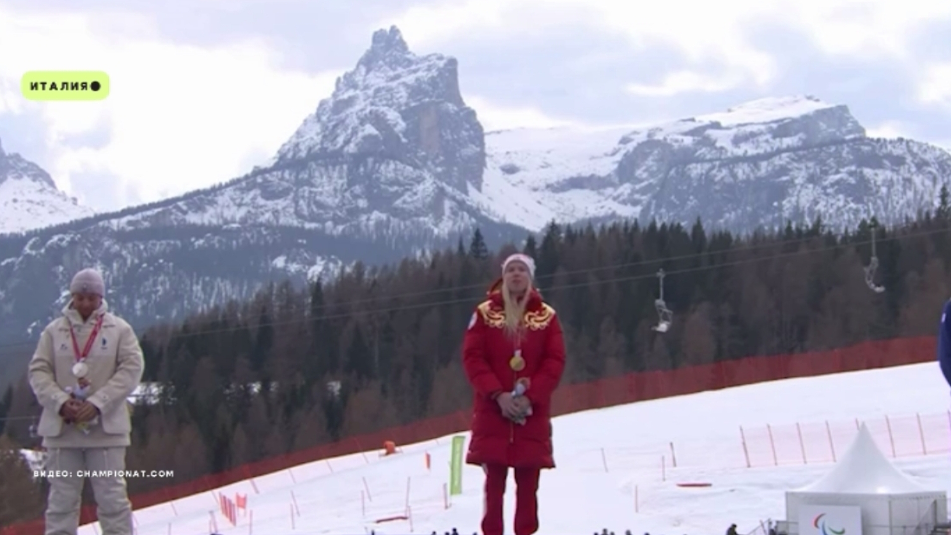 Российский гимн прозвучал на Паралимпиаде: наша лыжница победила в Супергиганте