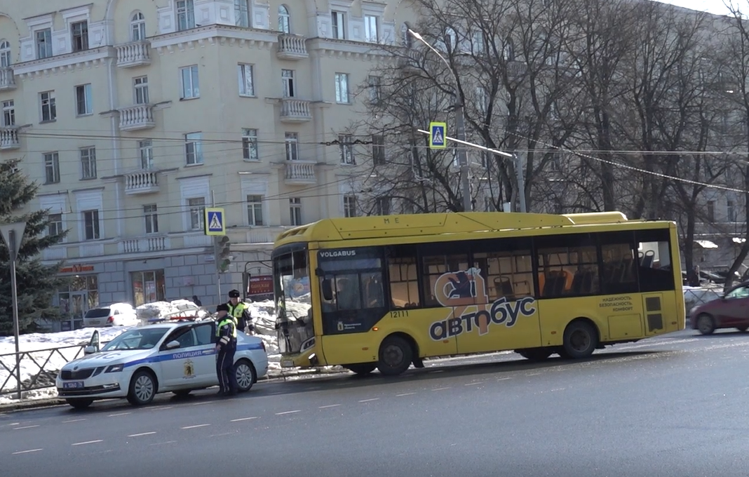 В Ярославле автобус сломал ограждение и въехал в сугроб