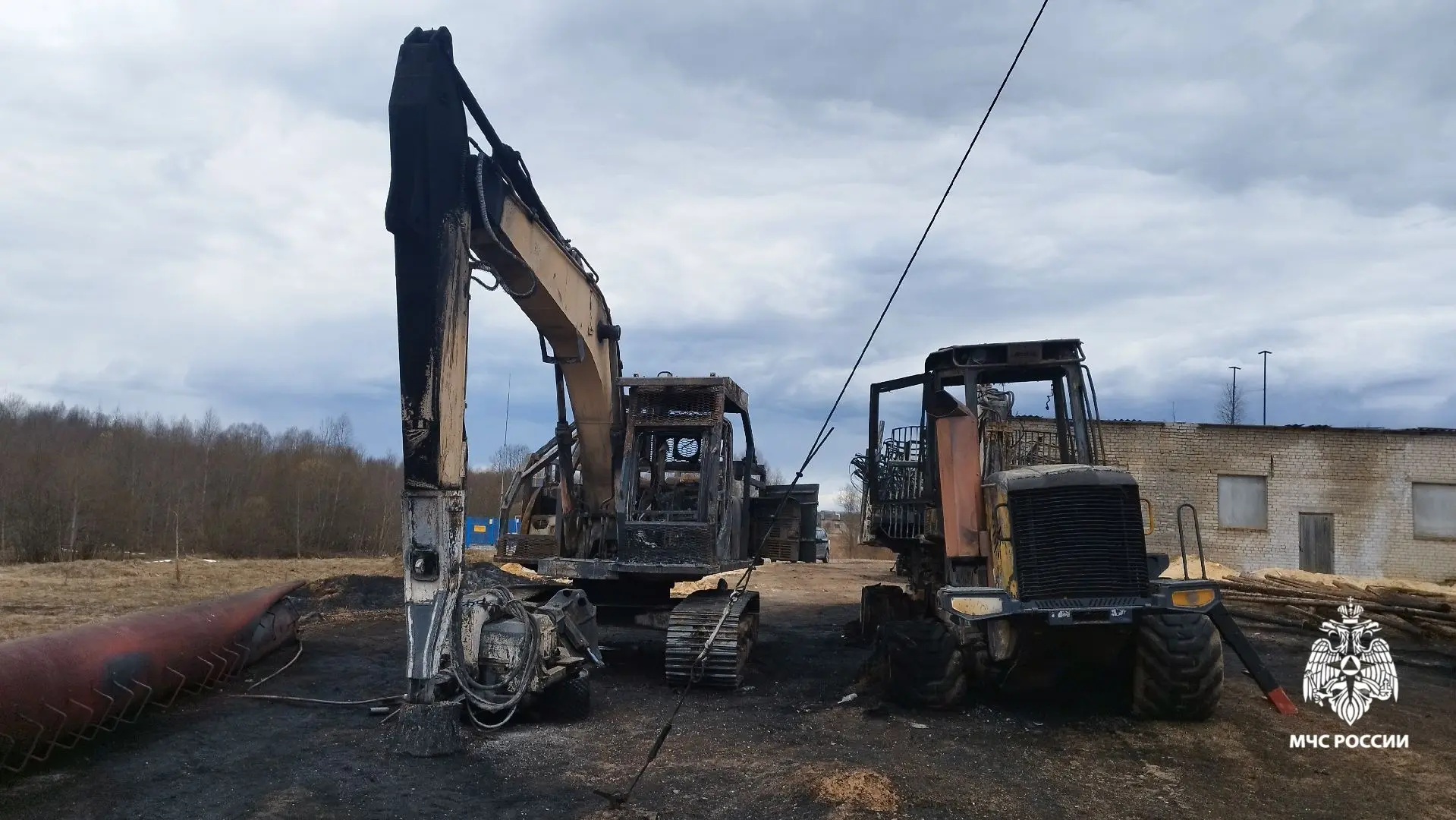 Одна из версий - поджог: в деревне Ярославской области сгорели техника для заготовки леса и экскаватор