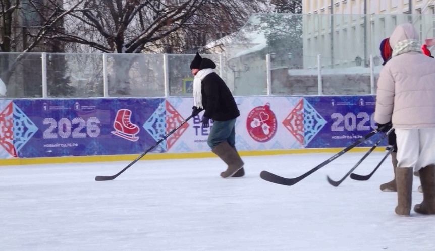 Ярославцы сыграли в центре города в хоккей в валенках 