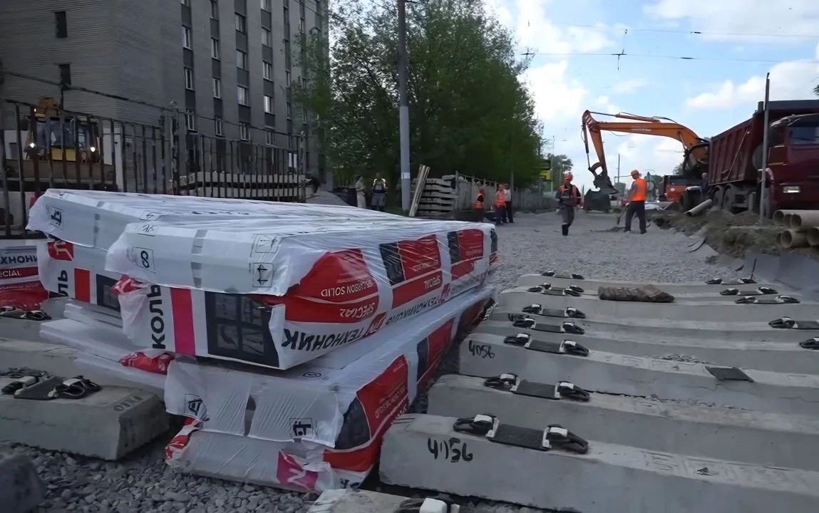 В Ленинском районе Ярославля продолжают укладывать новые рельсы без стыков