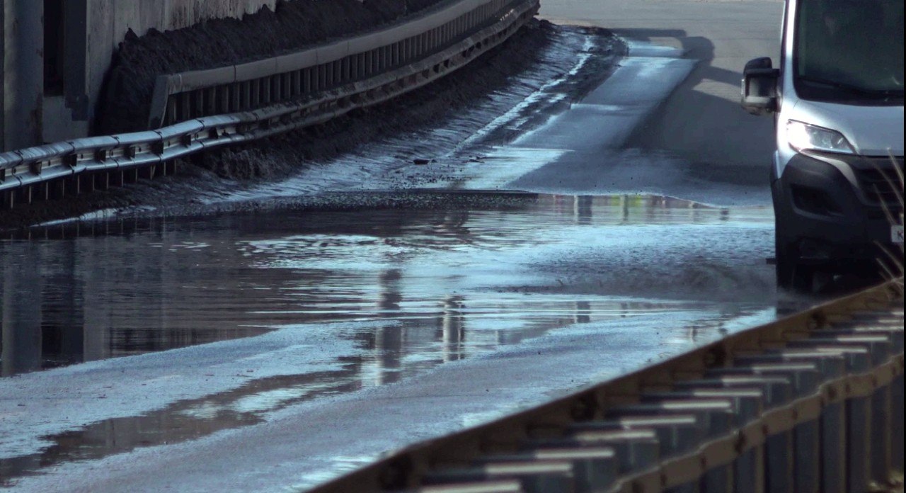 На Тутаевском шоссе в Ярославле без воды остался крупный торговый центр