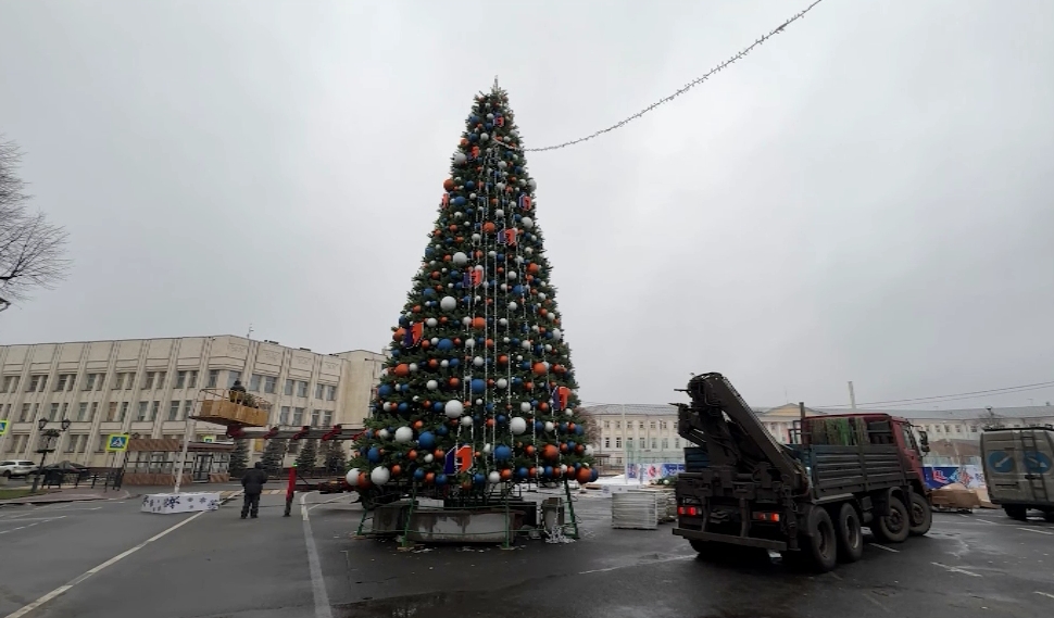 На Советской площади Ярославля установили главную новогоднюю елку города