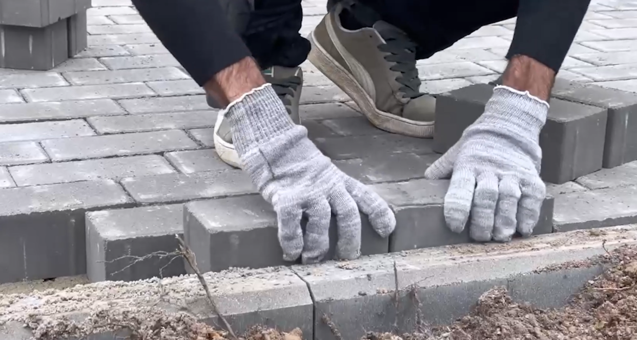 Новый асфальт укладывают на улице Кривова в Ярославле