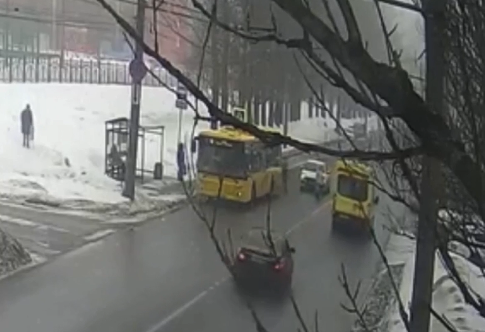 В Ярославле пешеход чудом сумел избежать столкновения с несущейся машиной