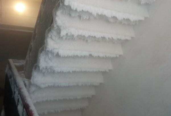 Обледенели стены, потолок и лестница: в Рыбинске произошло коммунальное ЧП