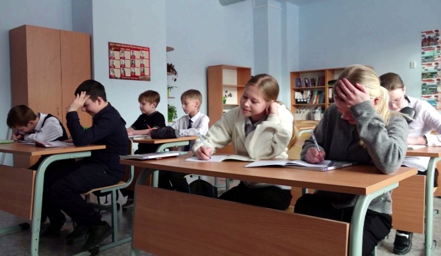 Ярославские депутаты посетили недавно открывшуюся школу на Московском проспекте