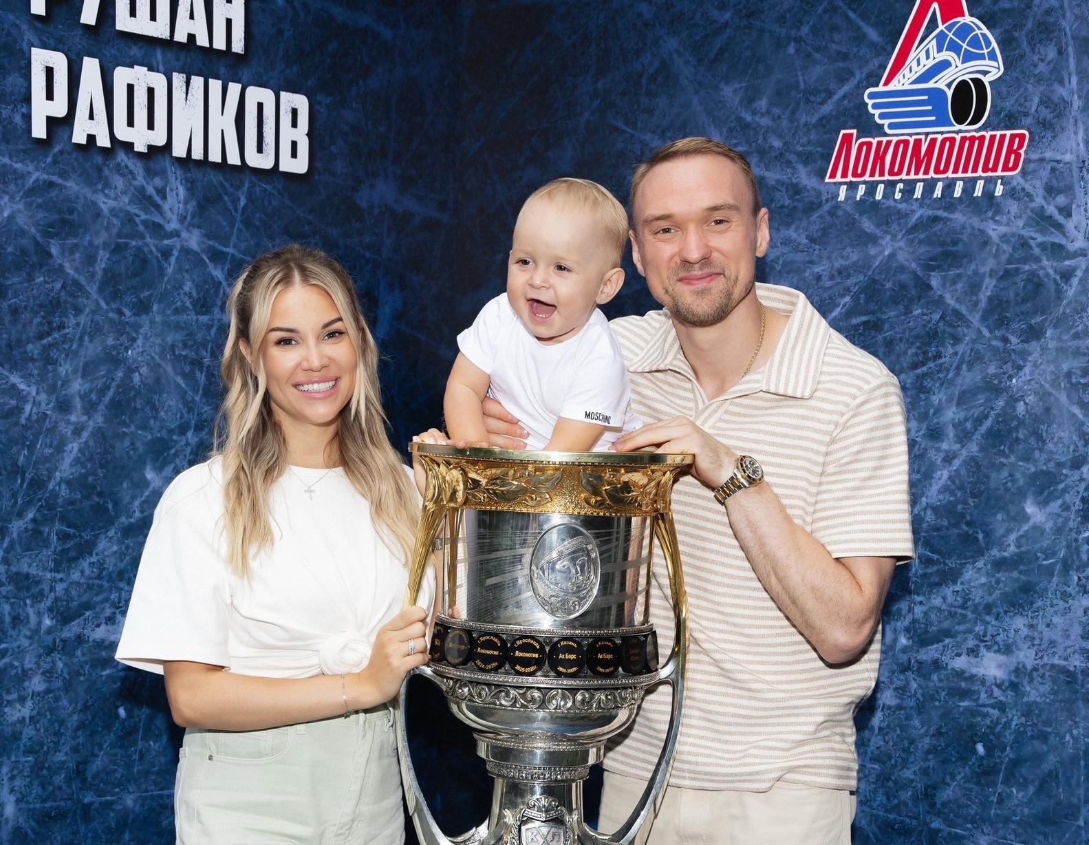 Бомбардир-защитник «Локомотива» Рушан Рафиков провел день с Кубком Гагарина в Москве