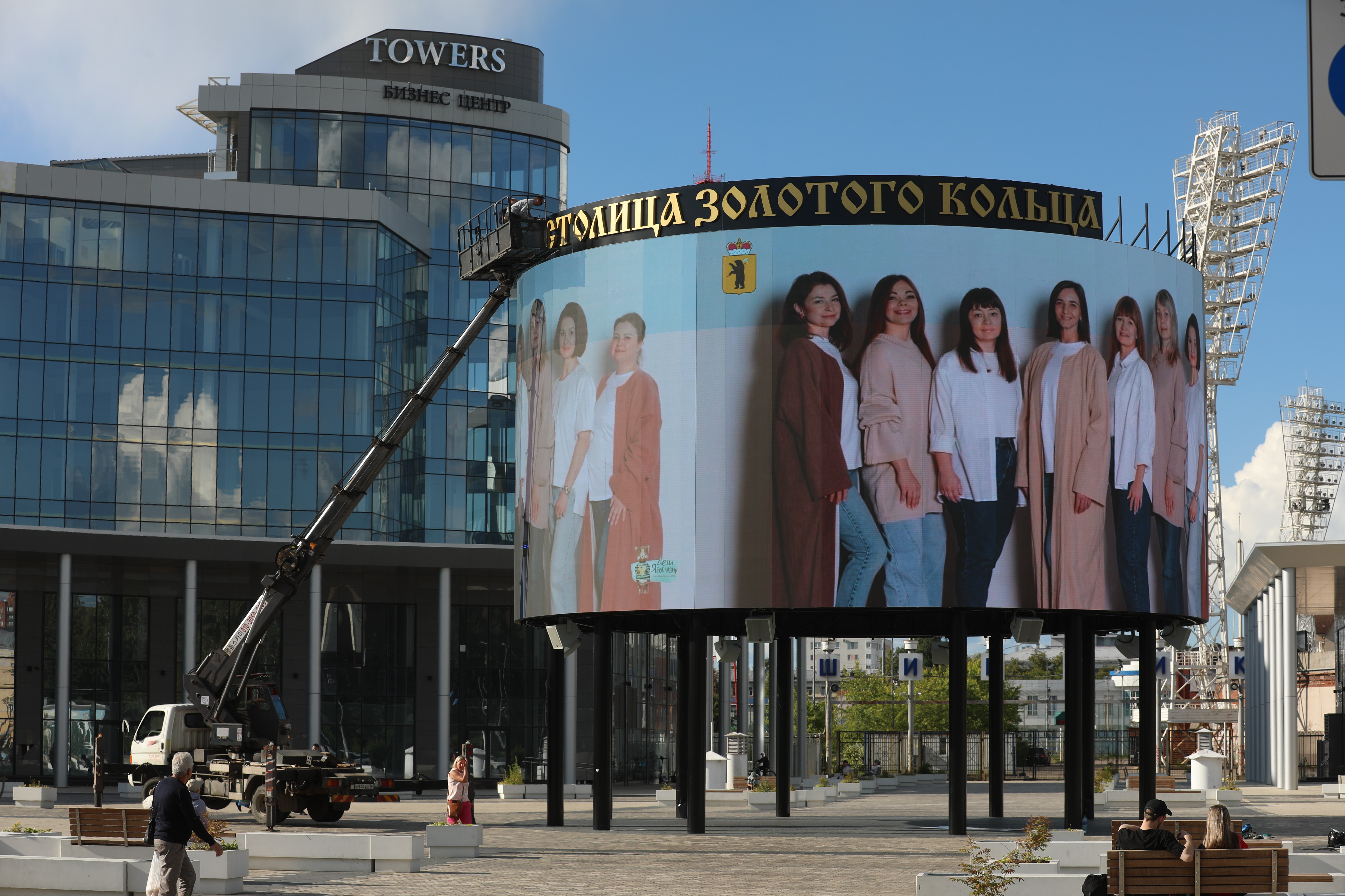 На медиакубе на площади Труда монтируют надпись «Столица Золотого кольца»