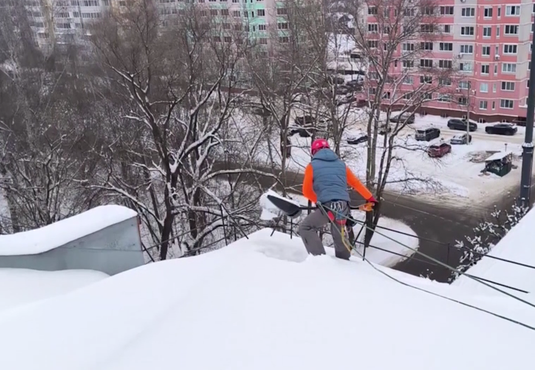 Ярославцы пожаловались на протечки в квартирах из-за сугробов на крышах