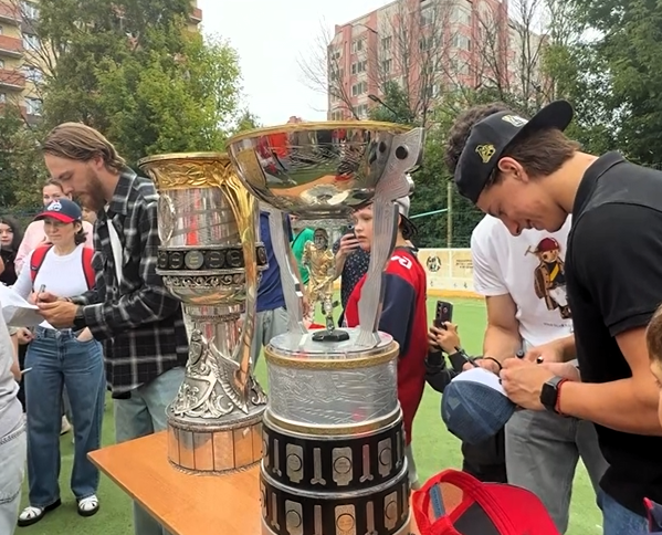 Кубок Гагарина и Кубок Харламова привезли в ярославскую школу №9