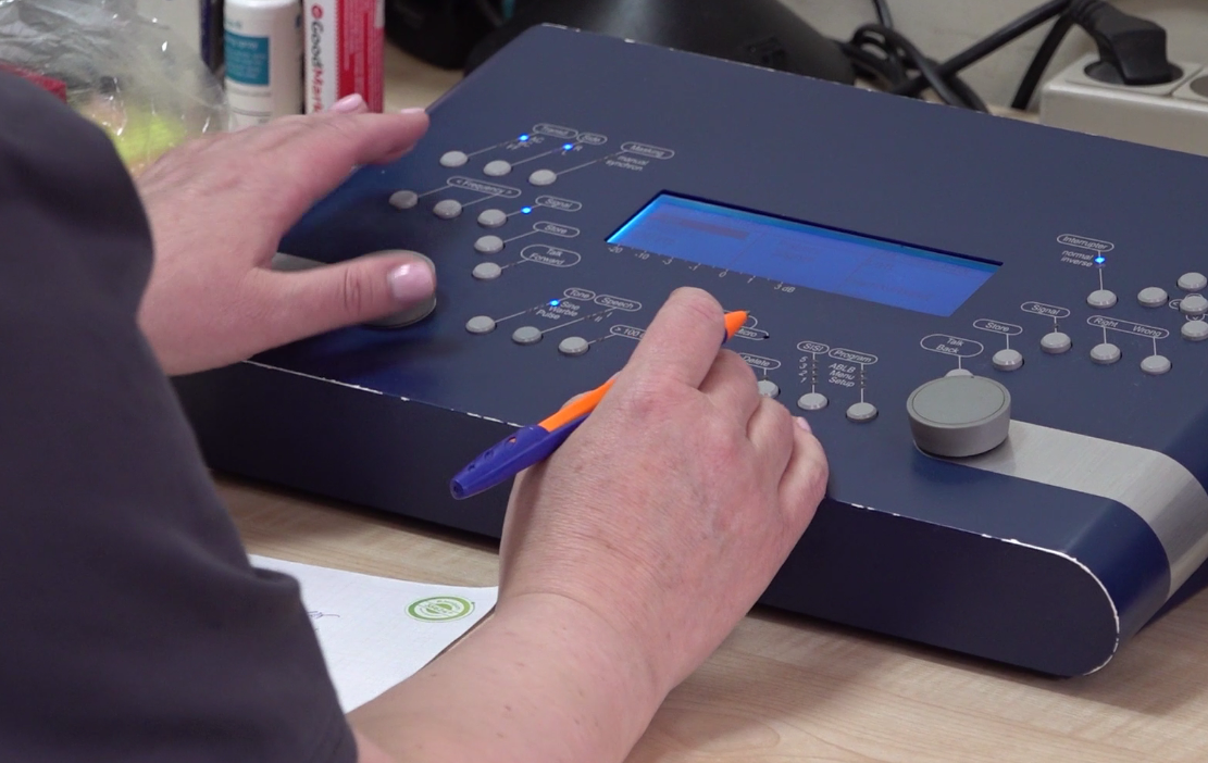 В Ярославле ветеранам СВО передали современные слуховые аппараты