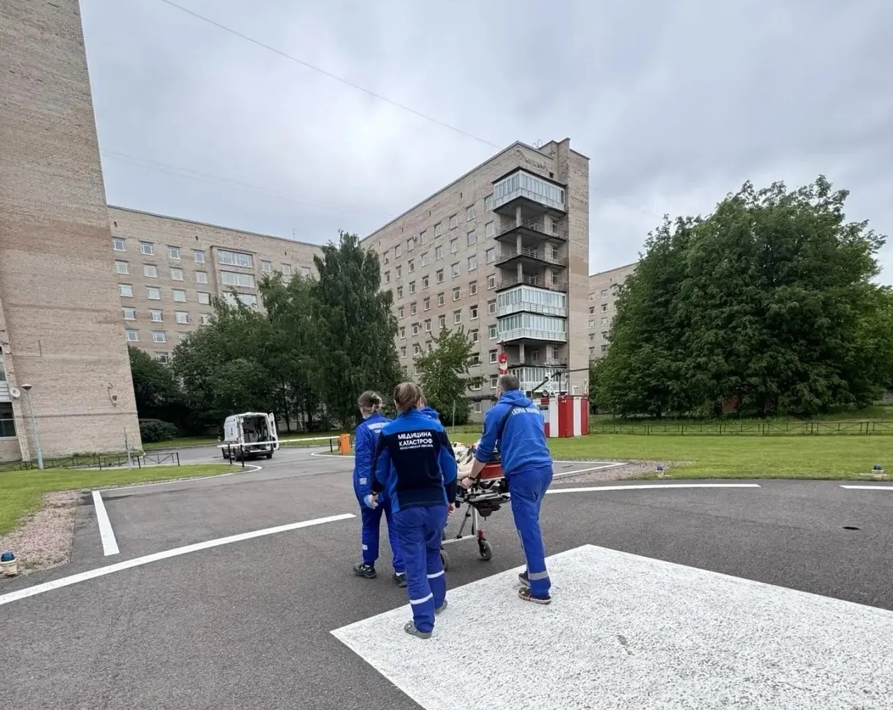 Мальчика из Ярославля с переломом бедра доставили на вертолете в Санкт-Петербург