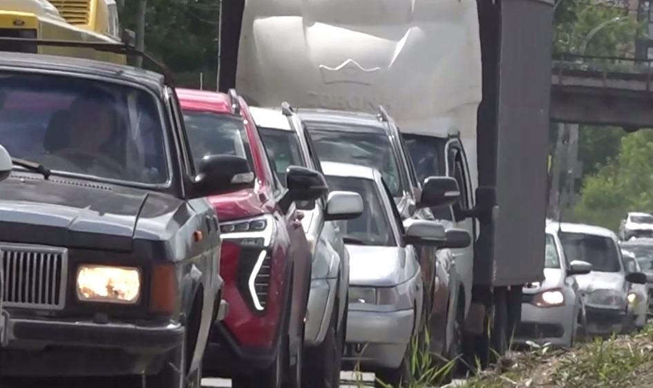 Заторы в нескольких частях города: Ярославль встал в многобалльные пробки